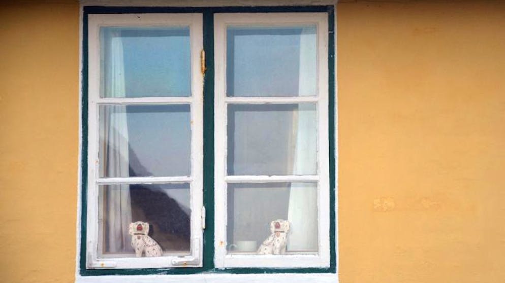 Winterliches, hyggeliges Fanø. Porzellanhunde bewachen die Fenster vieler Häuser in Fanø. Eine Tradition, die aus lange zurückliegenden Seefahrer-Zeiten stammt. 