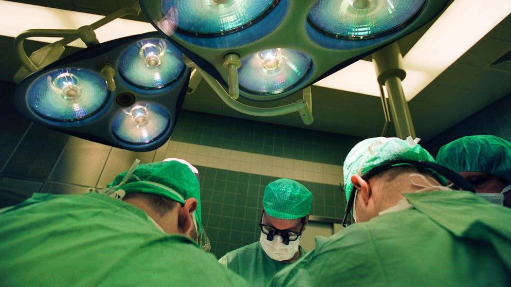 Wer seine Krankenkasse wechselt, erhält dieselben Grundleistungen, kann aber unter Umständen Geld sparen (Archivbild).