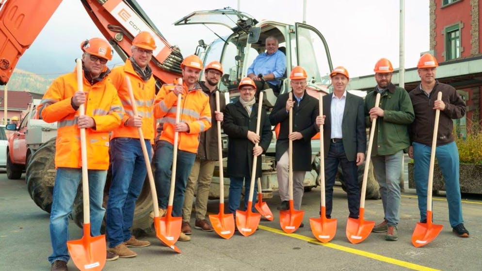Spatenstich für den neuen Bahnhofsplatz Arth-Goldau: Im Bagger Baudirektor Othmar Reichmuth, vorne von links René Schmidlin (Arge Bahnhofplatz), Juri Schuler (Arge Goldau+), Aldo Contratto (Arge Bahnhofplatz), Martin Wyss (Arge Goldau+), Roger Andermatt (Gemeindeschreiber), Andreas Schneider (Standortentwickler), Ruedi Beeler (Gemeindepräsident), Christoph Ottinger (Projektkommission), Christoph Schmid (Abteilungsleiter).