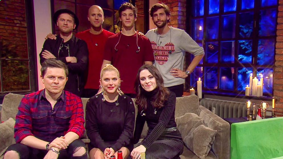 Feststimmung in der Hütte. Kommen für ein «besingliches» Wiedersehen zusammen (hinten, von links): Johannes Oerding, Milow, Wincent Weiss, Alvaro Soler und vorne sitzend (von links) Michael Patrick Kelly, Jeanette Biedermann und Jennifer Haben.