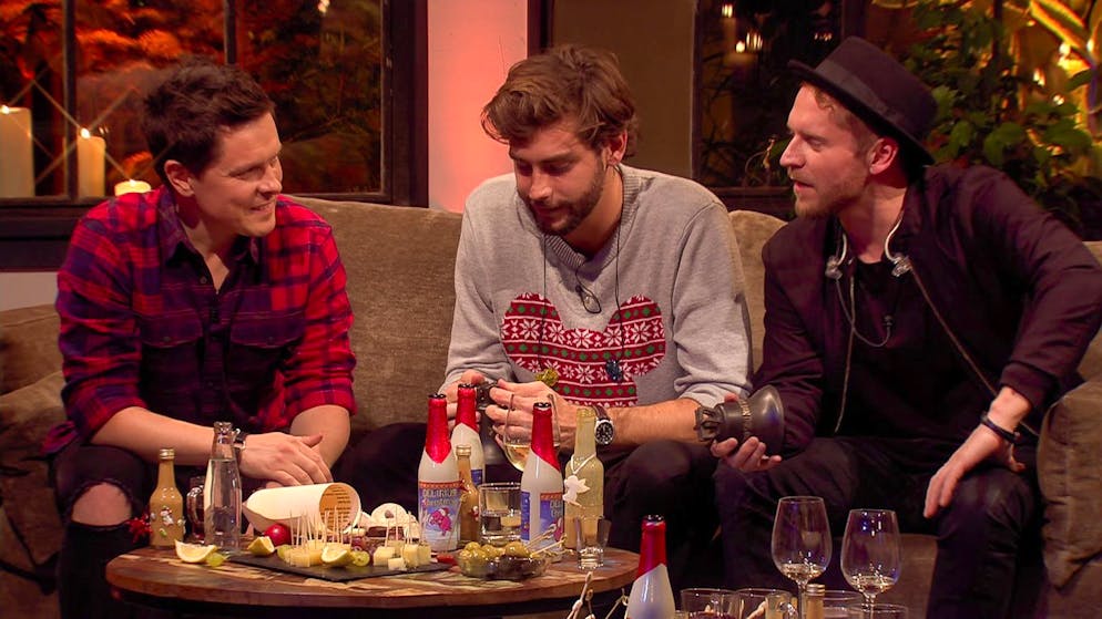 Feststimmung in der Hütte. Michael Patrick Kelly, Alvaro Soler und Johannes Oerding freuen sich auf eine festliche Party.