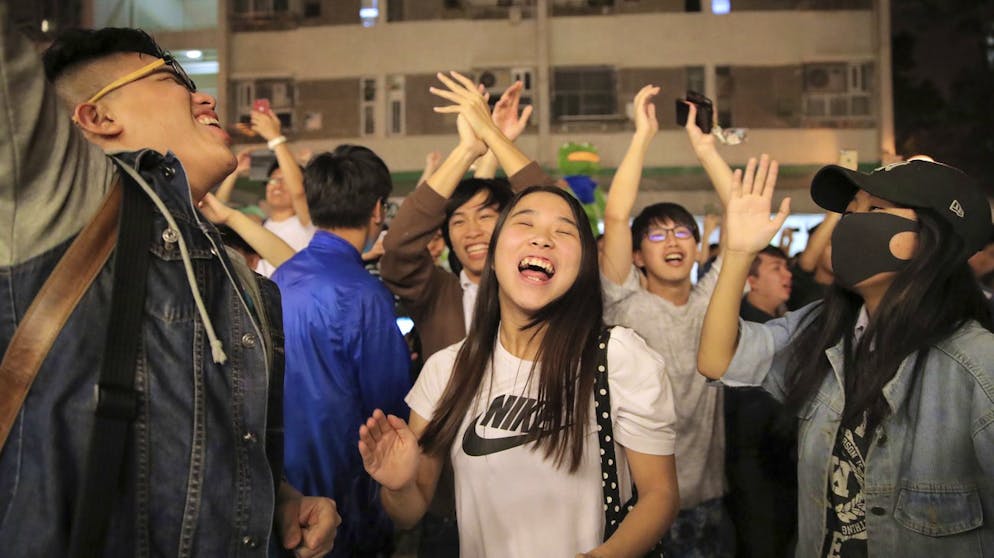 Jubel der pro-demokratischen Menschen in den Strassen von Hongkong.