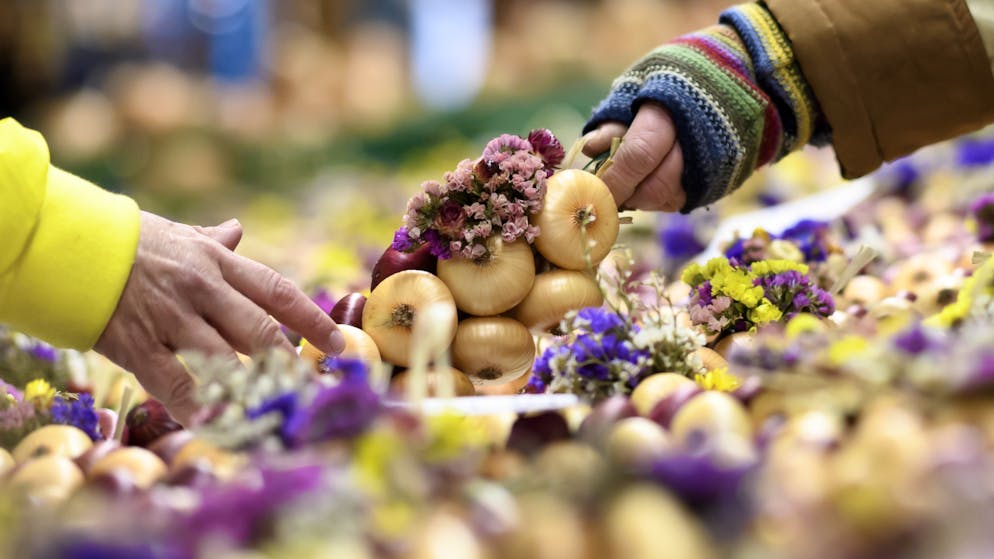 Wieder Zehntausende an ruhigem Berner Zibelemärit. Ein verzierter Zwiebelzopf wechselt die Besitzerin.