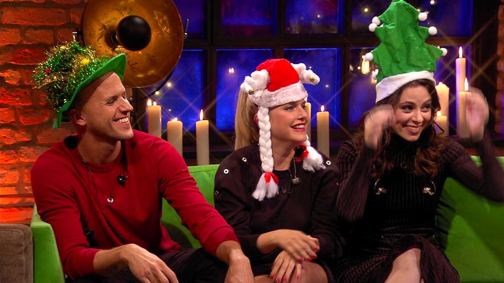 Feststimmung in der Hütte. Natürlich muss auch das Party-Outfit passen. Deshalb haben sich die Künstler «weihnachtlich» in Schale geworfen (von links): Milow, Jeanette Biedermann und Jennifer Haben.