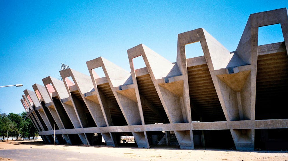 Diese Kulturdenkmäler sind in Gefahr. Das Sardar Vallabhbhai Patel Stadium in Ahmedabad (Indien) wurde 1960 errichtet und war einst der ganze Stolz der Stadt. Heute hat es einen Teil seiner Bedeutung eingebüsst.