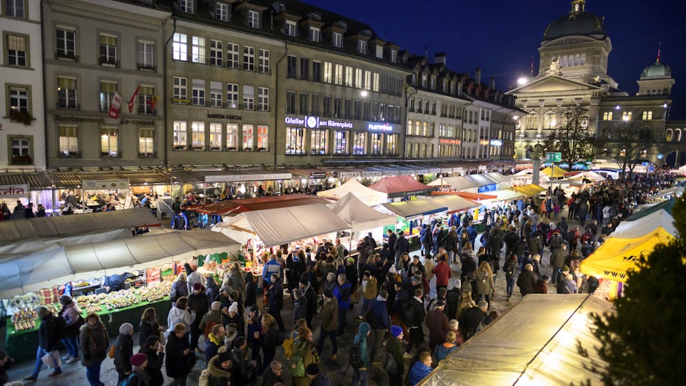 Wieder Zehntausende an ruhigem Berner Zibelemärit. Schon am frühen Morgen herrschte auf dem Bärenplatz ein beträchtliches «Gstungg».