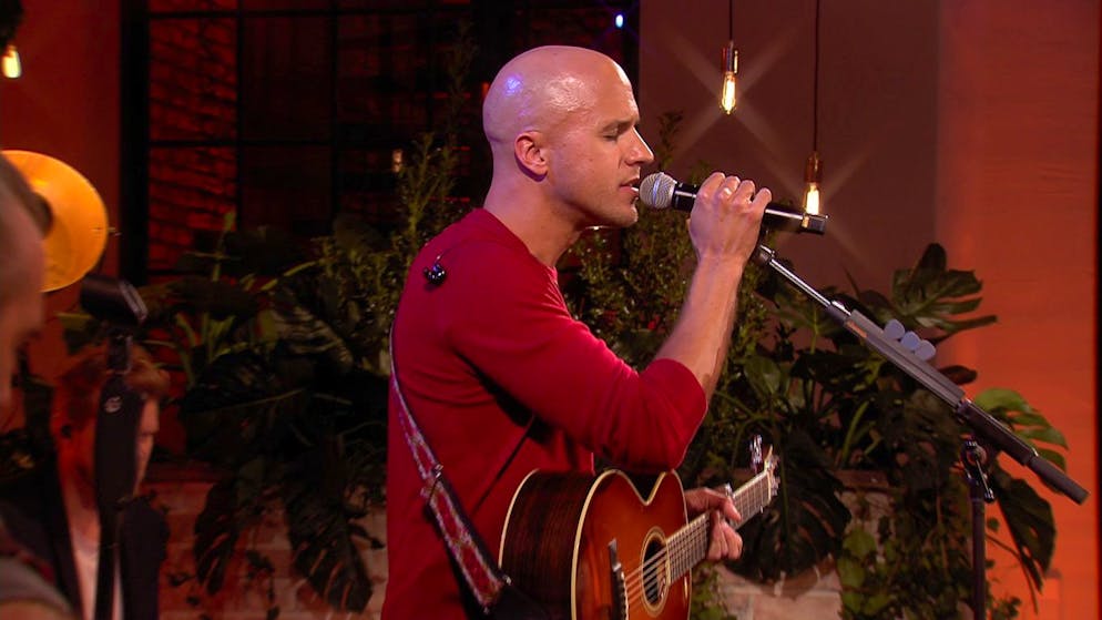 Feststimmung in der Hütte. Der belgische Singer-Songwriter Milow ist der Superstar in der Party-Runde.