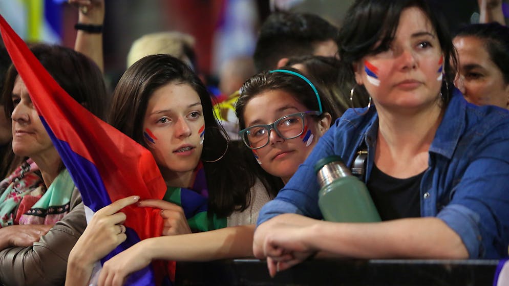 Warten auf das Endresultat: Anhänger des linken Regierungsbündnisses Frente Amplio warten im Hauptquartier in Montevideo auf Ergebnisse zur Präsidentenwahl.