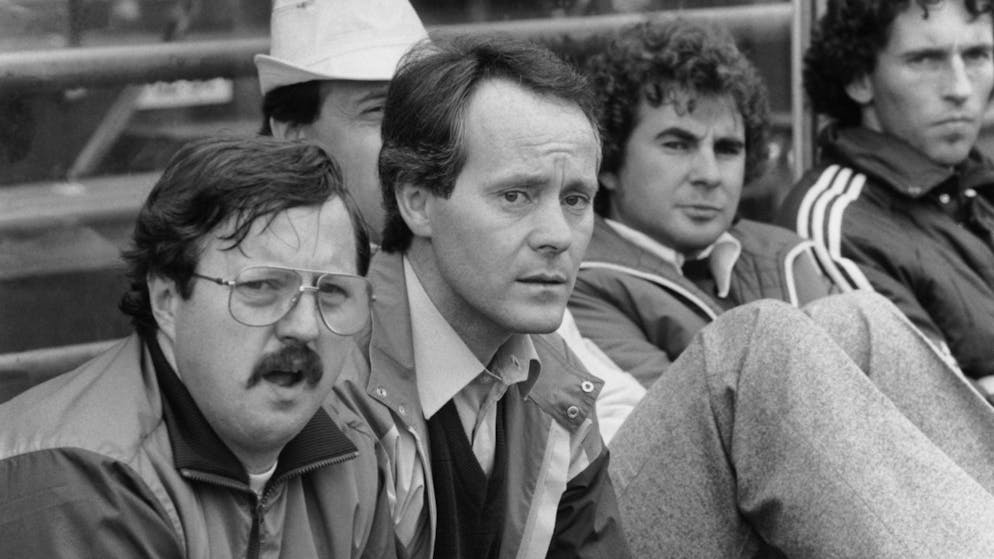 Die Schweiz trauert um «Köbi National». Nach der Entlassung von FCZ-Trainer Max Merkel wurde Köbi Kuhn, hier neben Masseur Hermann Burgermeister, im Mai 1983 mit dem Coaching der ersten Mannschaft beauftragt.