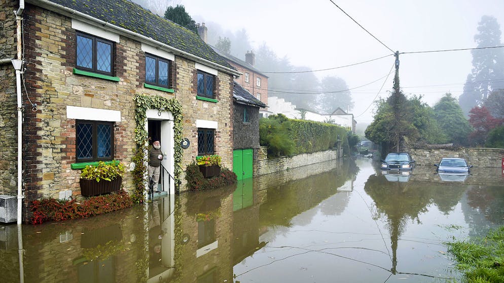 Treibhausgase in der Atmosphäre nehmen weiter bedrohlich zu. Nach Extremregen Ende Oktober  wurde die englische Stadt Lower Lydbrook überflutet. Das Weltklima wird sich laut einer Studie der UN bis 2100 stark erwärmen, wenn nicht vehement entegegengesteuert wird.