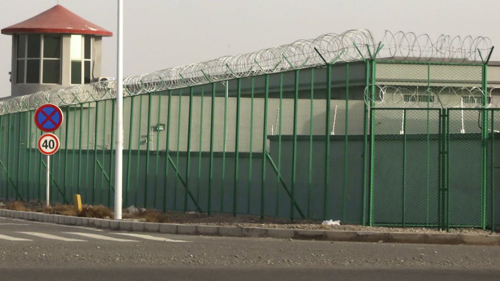 George Orwell lässt grüssen: Ein sogenanntes Umerziehungslager (Bild: Dezember 2018) für Uiguren im 1949 von Maos Kommunisten besetzten Ost-Turkestan – chinesisch heute: Xinjiang. Die Bezeichnung Konzentrationslager für Gehirnwäsche und Folter wäre zutreffender, glaubt man Menschenrechtlern.