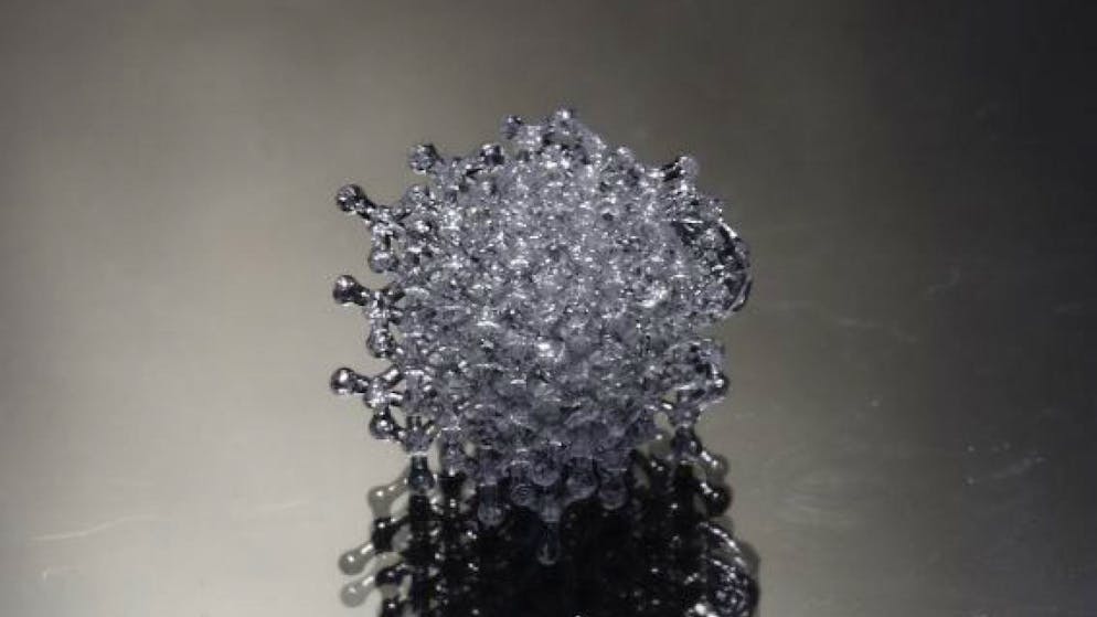 3D-Druck schafft kleine Kunstwerke aus Glas. Die Objekte sind bislang nicht grösser als ein Spielwürfel. Grössere Objekte wie ganze Flaschen sind mit dem Verfahren bisher nicht möglich.