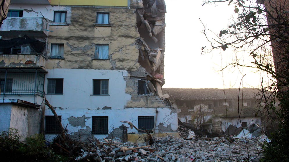 Schweres Erdbeben erschüttert Albanien. In Thumane wurden die Leichen einer Frau und eines Mannes aus den Trümmern geborgen.