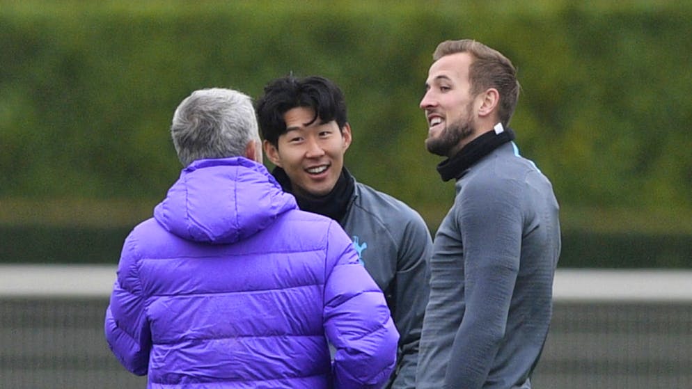 Mourinho kehrt in sein Habitat zurück. Mourinho im Gespräch mit seinen Starspielern Heung-min Son und Harry Kane.