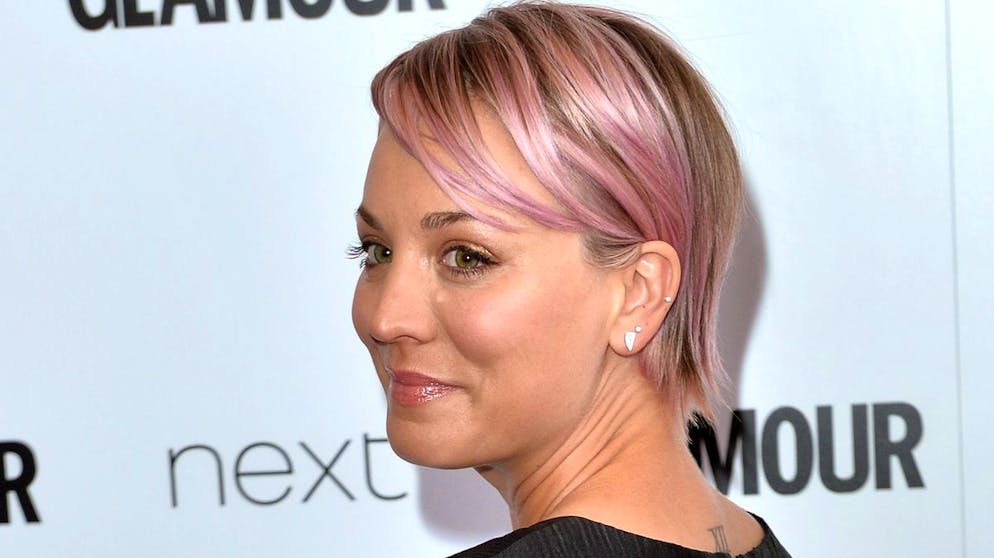 Die Produktionsfirma von « The Big Bang Theory» will auch nach dem Ende nicht auf Cuoco verzichten: Sie spielt die Hauptrolle in der Sitcom «The Flight Attendant». Für die Animationsserie «Harley Quinn» spricht sie zudem die Titelfigur. 2018 heiratete die 33-Jährige Freund Karl Cook – nach diversen Beziehungen, darunter mit Co-Star Galecki.