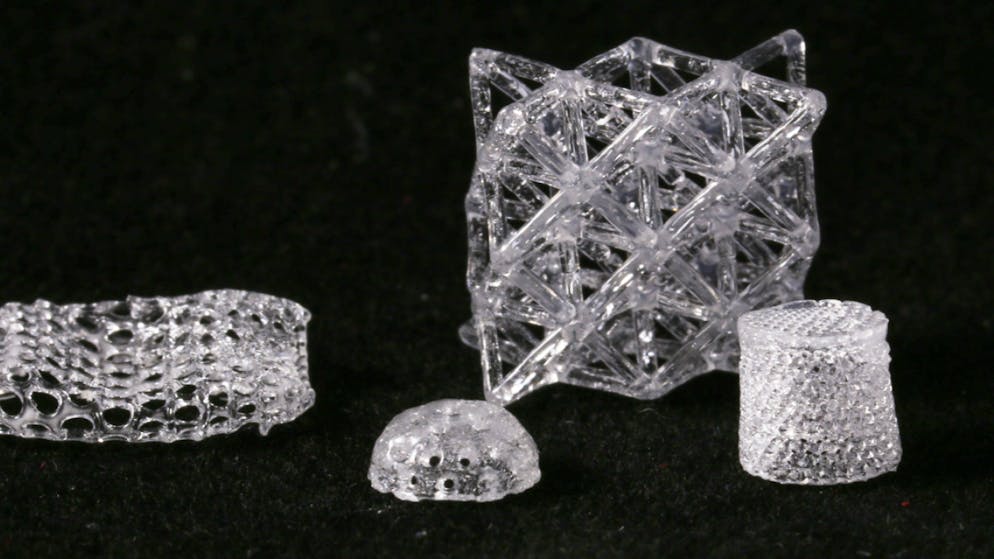 3D-Druck schafft kleine Kunstwerke aus Glas. Dem Formenreichtum der 3D-gedruckten Glasobjekte sind fast keine Grenzen gesetzt.