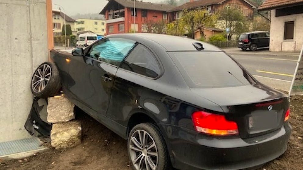 Das Auto des Unfallverursachers wurde beim Aufprall an ein Gebäude stark in Mitleidenschaft gezogen.