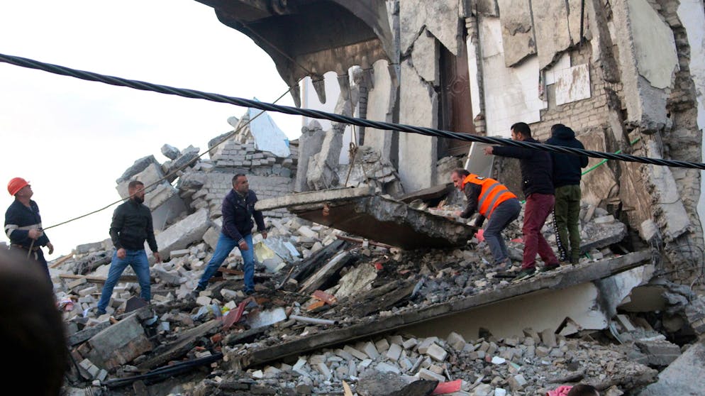 Schweres Erdbeben erschüttert Albanien. Das wohl schwerste Erdbeben seit Jahrzehnten in Albanien hat am frühen Morgen die Westküste des Balkanstaats erschüttert.