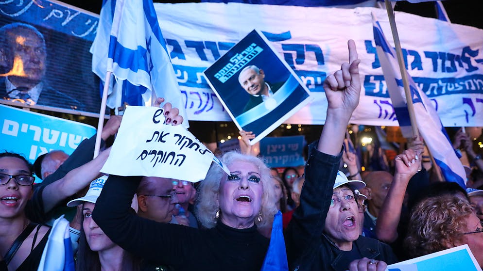 Tausende Anhänger Benjamin Netanjahus drücken in Tel Aviv ihre Unterstützung für den israelischen Ministerpräsidenten aus. Netanjahu steht unter Korruptionsanklage. (Foto: Abir Sultan/EPA keystone)