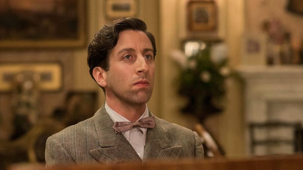 Auch Howard-Darsteller Simon Helberg machte Karriere. So durfte der zweifache Vater 2016 in «Florence Foster Jenkins» (im Bild) Meryl Streep 2016 am Klavier begleiten. Und weitere Superstars warten aktuell auf ein Kennenlernen am Set: In «Annette» wird der 38-Jährige 2020 an der Seite von Adam Driver und Marion Cotillard zu sehen sein, in «As Sick as They Made Us» neben Dustin Hoffman.