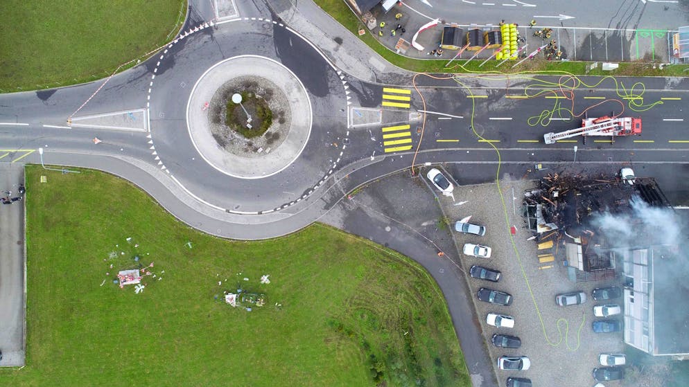 Der Lenker kam vom links mit stark überhöhter Geschwindigkeit in den Kreisverkehr, hob ab und flog von dort 50 Meter weit bis in die Wand des Hauses rechts im Bild.