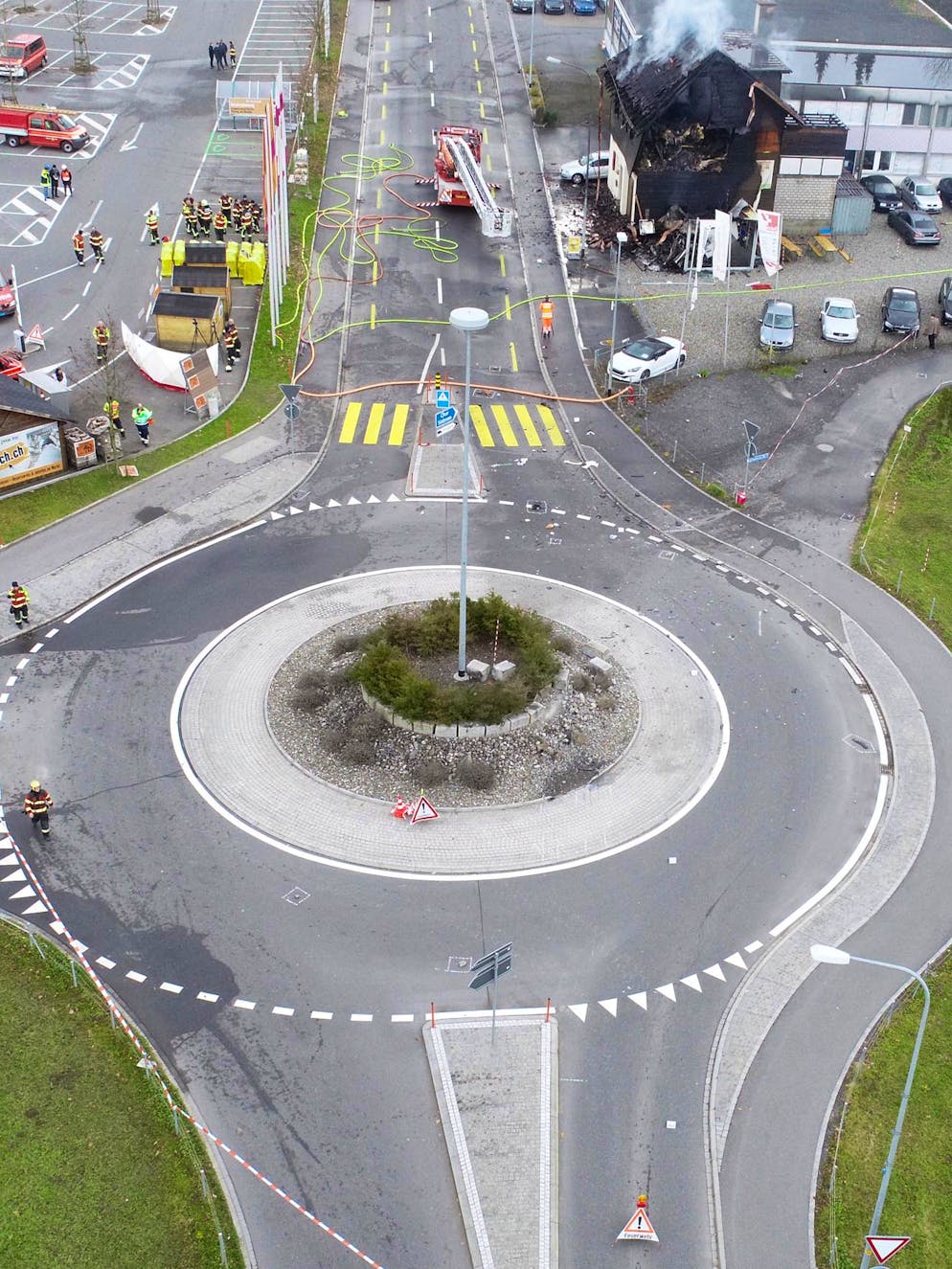 Eine dort lebende Familie kam mit dem Schrecken davon, weil zum Glück niemand in der Küche im ersten Stock war, als der Audi dort einschlug.