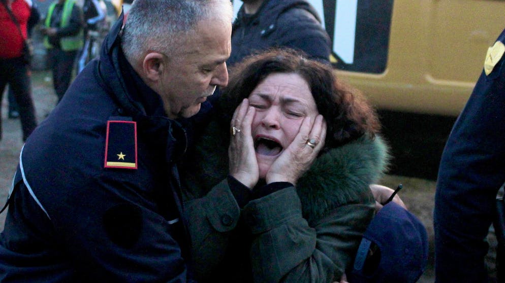 Schweres Erdbeben erschüttert Albanien. In Thumane haben sich mehrere Menschen in einem eingestürzten Haus befunden.