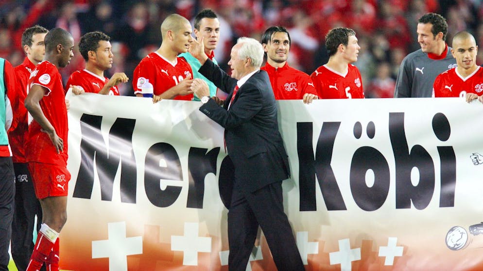 Die Schweiz trauert um «Köbi National». Auch wenn seine Karriere als Nationaltrainer an der Heim-EM mit einer grossen Enttäuschung und dem vorzeitigen Ausscheiden in den Gruppenspielen endete, wurde er von Spielern und Fans nochmals gefeiert: Ein «Merci, Köbi»-Banner machte im St.-Jakob-Park die Runde.