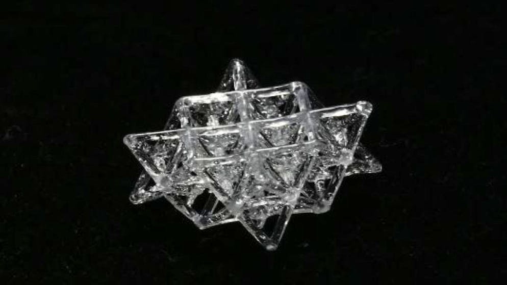 3D-Druck schafft kleine Kunstwerke aus Glas. Mit Spezialharz und UV-Licht entstehen im 3D-Druckverfahren Glas-Objekte, die auch ihren Platz am Weihnachtsbaum finden könnten.