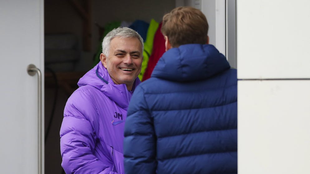 Mourinho kehrt in sein Habitat zurück. «The Special One» ist zurück: José Mourinho zeigt sich bei seinem Comeback als Trainer in der Premier League äusserst gut gelaunt.