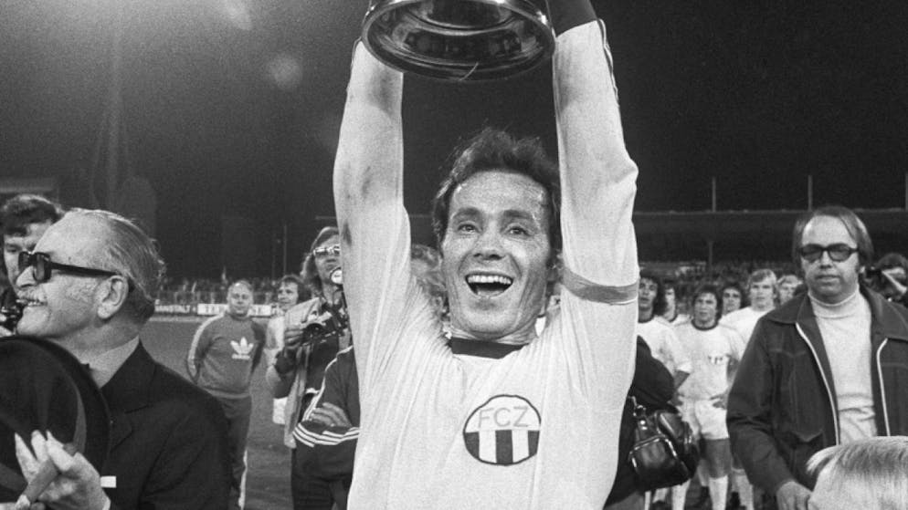 Die Schweiz trauert um «Köbi National». Als Spieler lief Köbi Kuhn während 17 Jahren für «seinen» FC Zürich auf. Es waren goldene Jahre für den FCZ. Kuhn führte den Verein zu sechs Meistertiteln, fünf Cupsiegen und zweimal in die Halbfinals des Meistercups.