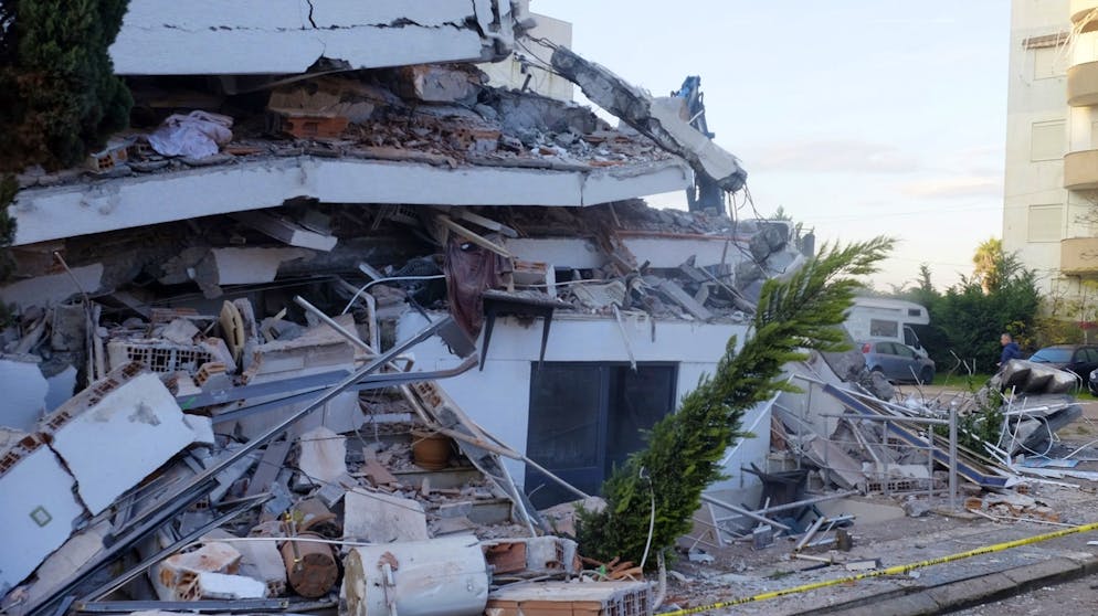 Schweres Erdbeben erschüttert Albanien. Auch im Toter im Küstenort Durres wurde ein Toter gefunden.