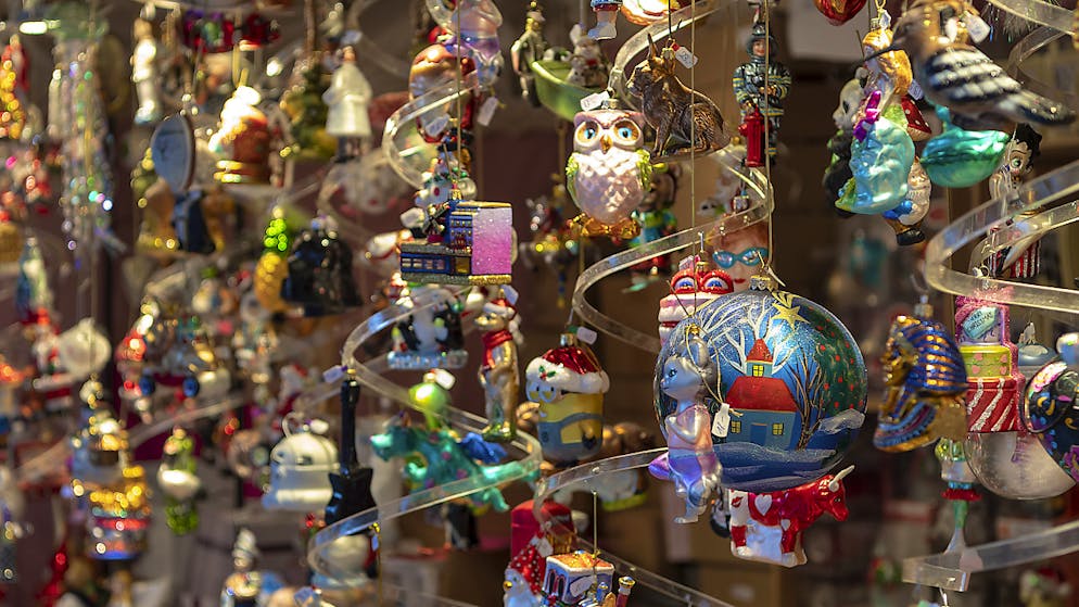 Weihnachtsbaumschmuck am Weihnachtsmarkt in Basel.