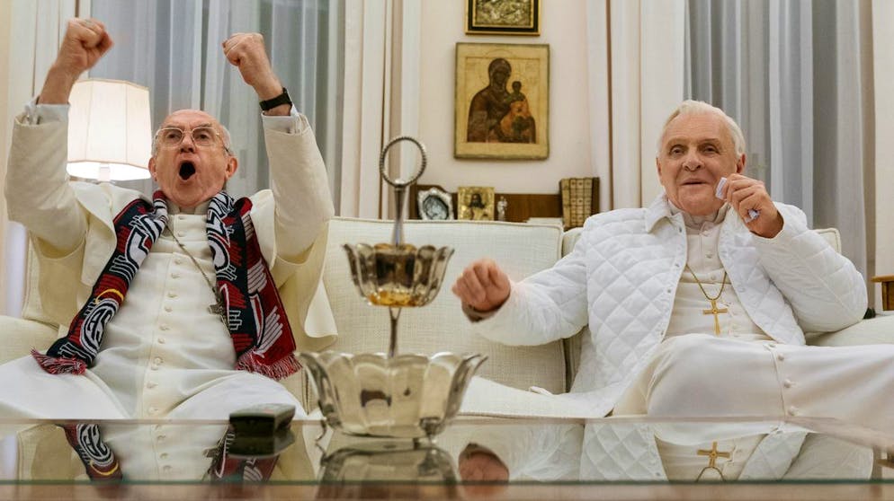 Das sind die Serien-Hits im Dezember. Getrieben von Zweifeln reicht Kardinal Bergoglio (Jonathan Pryce, links) 2012 ein Rücktrittsgesuch bei Papst Benedikt (Anthony Hopkins) ein. Der denkt gar nicht daran und beruft Bergoglio nach Rom, wo Benedikt ein gut gehütetes Geheimnis lüftet. Der Netflix-Film «Die zwei Päpste» erzählt ab 20. Dezember vom aufsehenerregendsten Ereignis der Kirchengeschichte.