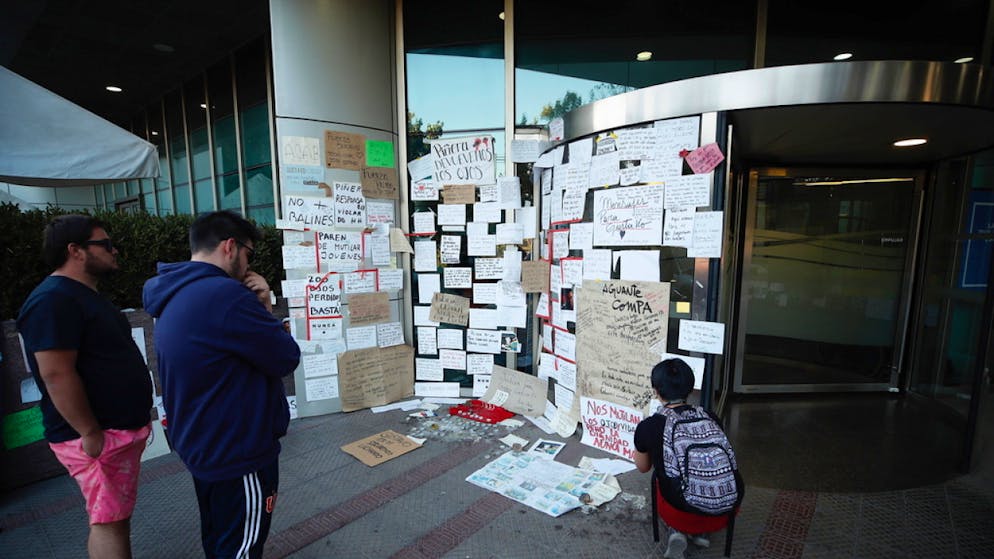 Menschen vor dem Spital bekunden ihr Mitgefühl mit dem durch Gummigeschosse der Polizei verletzten Demonstranten.