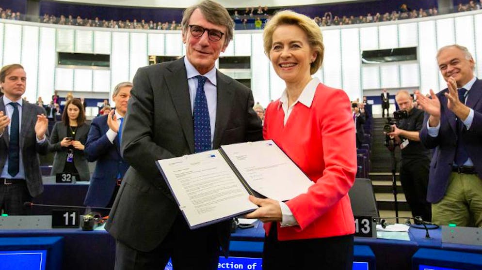 Der Präsident des Euopäischen Parlaments, David Sassoli, überreicht Ursula von der Leyen die Entscheidung des Parlaments zur Bestätigung ihrer Kommission. Foto: Philipp von Ditfurth/dpa