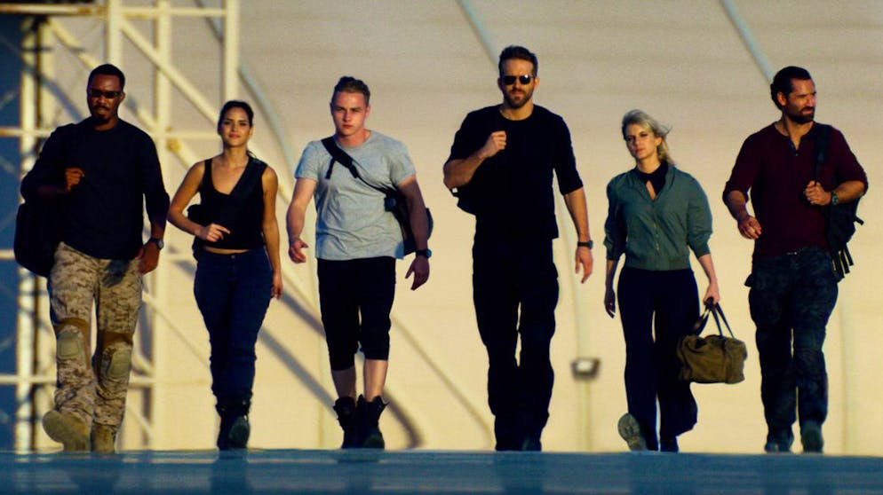 Das sind die Serien-Hits im Dezember. Das neue Werk von Regisseur Michael Bay verspricht Action vom Allerfeinsten. In dem Netflix-Film «6 Underground» schickt er ab 13. Dezember Ryan Reynolds (dritter von rechts) und fünf garantiert tödliche Superagenten in einen globalen Kampf gegen das Verbrechen. Das Beste daran: Die Truppe agiert wie von Geisterhand, denn alle Welt hält sie für tot.