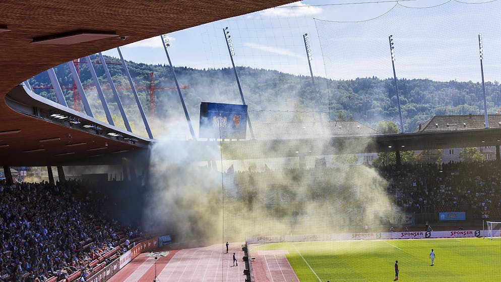 Secondo il Tribunale federale l'esplosione di un petardo a una partita di calcio non è un incidente straordinario e l'assicurazione contro gli infortuni non è quindi obbligata a pagare per i danni all'udito.