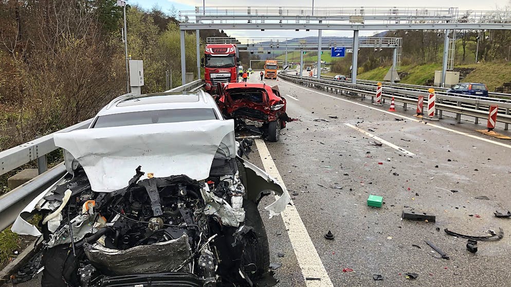 Unfall auf A3 im Aargau fordert drei Tote. Das Auto des Unfallverursachers vorne, dasjenige der drei Opfer hinten.