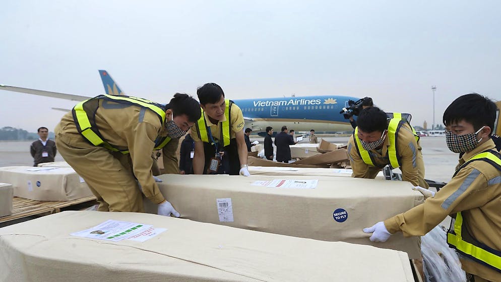 Die Särge mit den Opfern werden nach ihrer Ankunft in Vietnam in die Dörfer zu ihren Angehörigen gebracht.