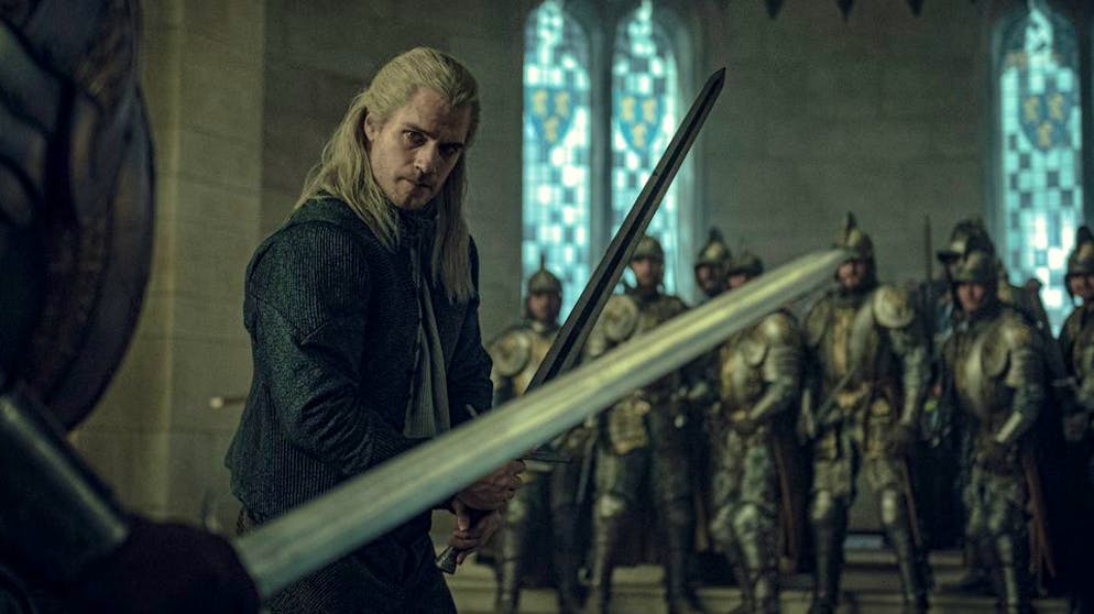 Das sind die Serien-Hits im Dezember. Ab 20. Dezember schickt Netflix die Serienadaption des Videospielerfolgs «The Witcher» ins Rennen. Sie erzählt vom Monsterjäger Geralt von Riva (Henry Cavill), der sich in einer Welt zwischen grausamen Menschen und wilden Kreaturen zu verlieren droht. Erst eine mächtige Zauberin und eine junge Prinzessin geben ihm neue Hoffnung.