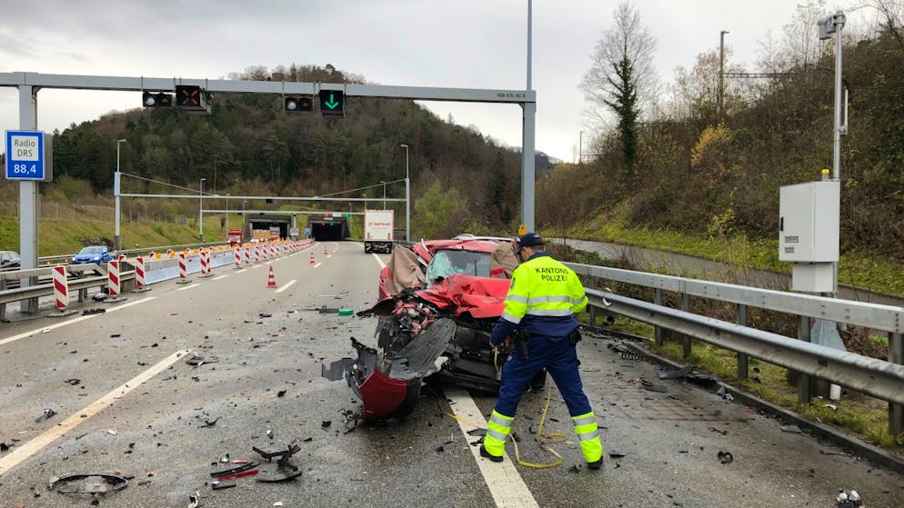 Unfall auf A3 im Aargau fordert drei Tote. In diesem Auto starben drei Personen aus dem Baselbiet. Der Personenwagen wurden von einem anderen Auto gegen einen Lastwagen gedrückt.