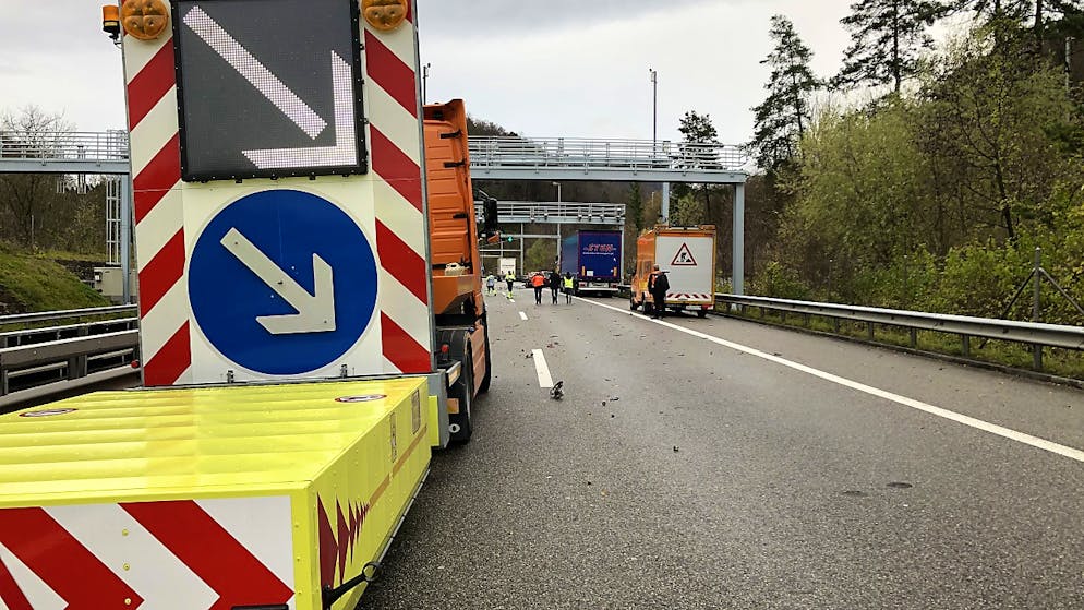 Unfall auf A3 im Aargau fordert drei Tote. Auf der Höhe dieser Fahrbahnverengung kam es zum schrecklichen Unfall mit drei Toten.