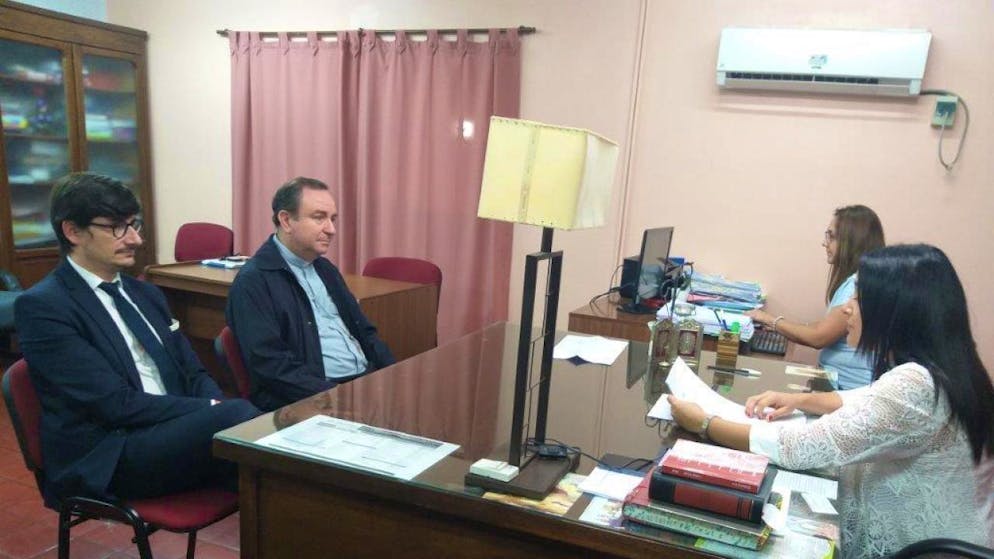 Der von seinem Amt zurückgetretene argentinische Bischof Gustavo Zanchetta, einst ein Vertrauter des Papstes, ist zu einer gerichtlichen Anhörung in seinem ehemaligen Bistum Oran erschienen. Ihm wird schwerer sexueller Missbrauch vorgeworfen. (Foto: Judicial Branch Press Office via AP Keystone)