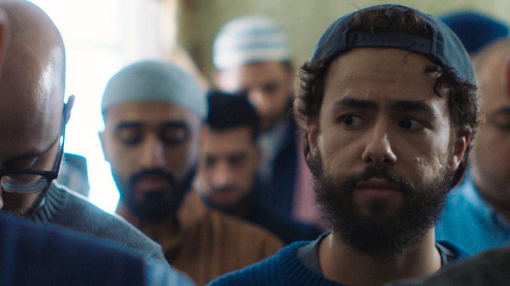 Das sind die Serien-Hits im Dezember. Hin- und hergerissen zwischen der muslimischen Gemeinschaft und dem sorglosen Leben von Millennials, versucht Ramy (Ramy Youssef), seinen Platz in der Welt zu finden. Deswegen macht sich der Sohn ägyptischer US-Einwanderer in der Comedyserie «Ramy» (ab 12. Dezember bei Starzplay, verfügbar via Amazon) auf eine spirituelle Reise durch New Jersey.