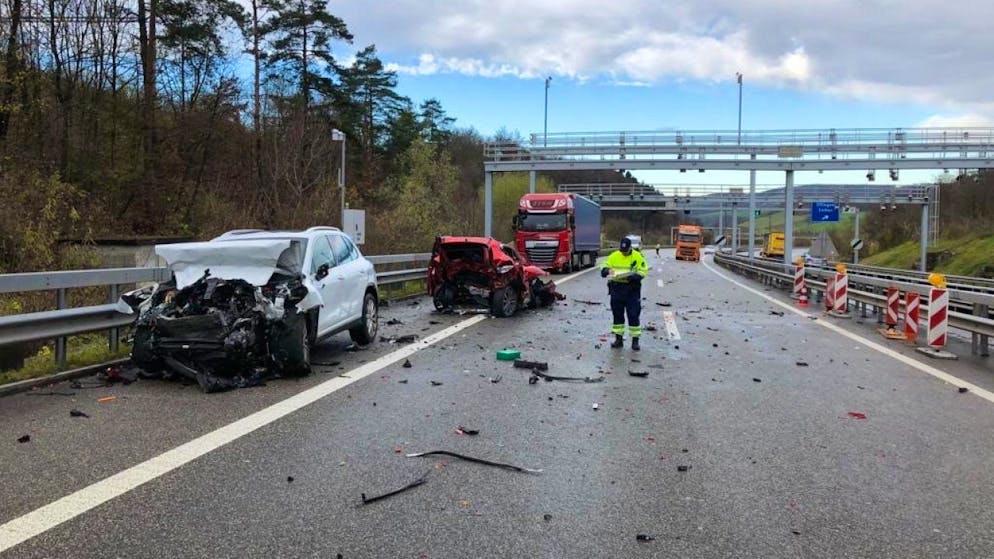 Unfall auf A3 im Aargau fordert drei Tote. Der weisse Wagen des Unfallverursachers prallte auf den roten Personenwagen. Darin befanden sich drei Personen, die nur noch tot geborgen werden konnten.