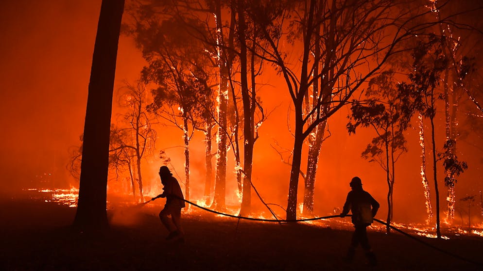 Australische Feuerwehrleute kämpfen gegen die Flammen zahlreicher Buschbrände. Nun steht ein junger Feuerwehrmann unter dem Verdacht, Feuer gelegt zu haben. (Foto: Dean Lewins/EPA Keystone)
