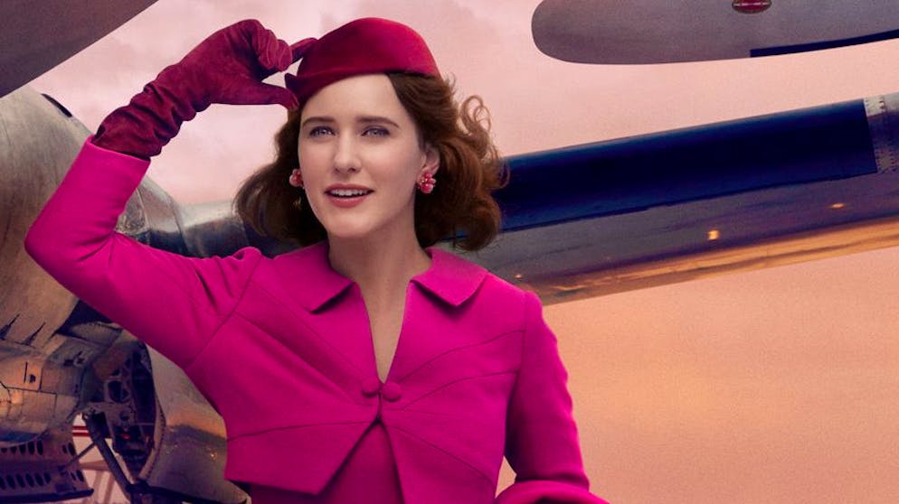 Das sind die Serien-Hits im Dezember. Bühne frei für Midge Maisel: Ab 6. Dezember reisst die charmanteste fiktive Komikerin, die Amazon zu bieten hat, in «The Marvelous Mrs. Maisel» wieder Witze. Während Midge (Rachel Brosnahan) die Freuden und die Tücken des Tourlebens kennenlernt, versucht ihr Ex-Mann Joel (Michael Zegen) ihr den Rücken freizuhalten – sogar vor Gericht.