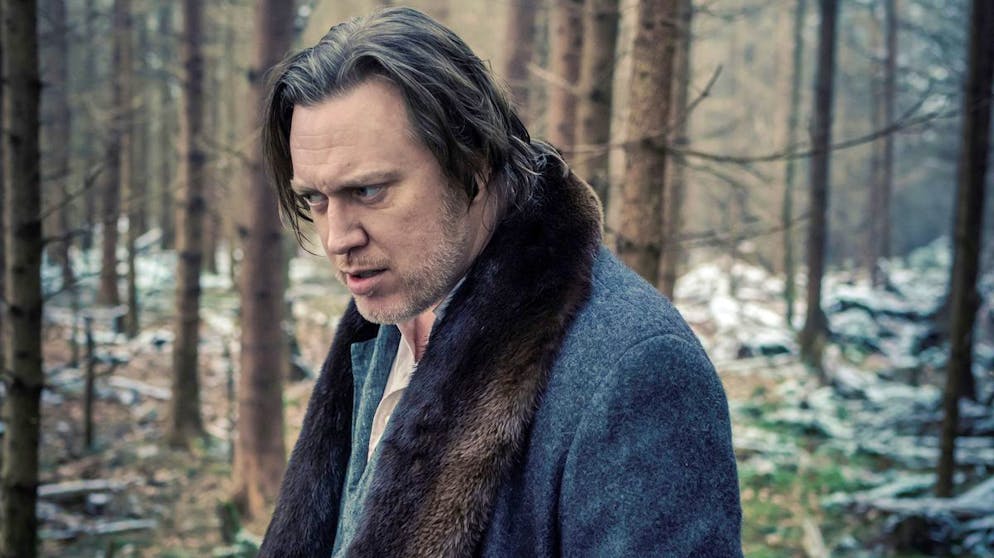 Das sind die Serien-Hits im Dezember. Auf der deutsch-österreichischen Grenze in den Alpen wird eine grausam zugerichtete Leiche gefunden. Das Werk eines Serienkillers, da sind sich die Ermittler Ellie Stocker (Julia Jentsch) und Gedeon Winter (Nicholas Ofczarek) sicher. Den gilt es in «Der Pass» (Free-TV-Premiere am 1. Dezember, ZDF) dingfest zu machen, bevor er sein diabolisches Werk vollendet.