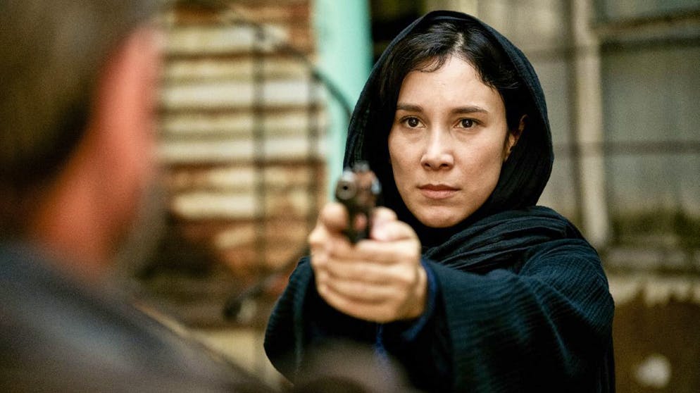 Das sind die Serien-Hits im Dezember. Knallharte Rolle für die ehemalige «Tatort»-Kommissarin Sibel Kekilli (Bild): In der RTL-Crime-Serie «Bullets» verkörpert sie ab 3. Dezember die Terroristin Madina Taburova. Die sucht in Finnland unter falscher Identität Zuflucht, hat aber die Rechnung ohne die Undercover-Polizistin Mari Saari (Krista Kosonen) gemacht.